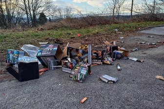 Silvester in Mittelsachsen: Diese Bilanz ziehen Einsatzkräfte im Raum Freiberg und Flöha - Die Böller-Überreste an der Dr.-Lothar-Kreyssig-Straße in Flöha kündeten am Neujahrsmorgen davon, dass der Aussichtspunkt für den Jahreswechsel beliebt ist.