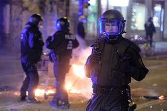 Silvester in Sachsen: Leipziger Polizei bereitet sich auf Großeinsatz vor, Sperrungen rund um Connewitz - Leipzig in der vergangenen Silvesternacht: Polizisten stehen an der Eisenbahnstraße vor Einkaufwagen mit brennenden Gegenständen. Im Osten der Stadt kam es zu Ausschreitungen.