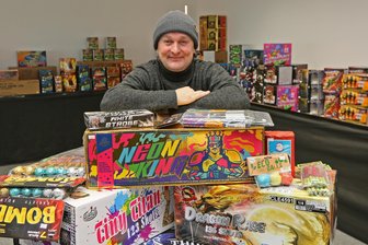Silvester in Zwickau: Feuerwerksverkauf floriert trotz Sicherheitsbedenken - Thomas Andrick ist mit dem Shop „Pyrowerk 25“ neu am Markt für Feuerwerk. Am Montag startet bei ihm wie überall der Verkauf der Raketen und Batterien fürs Silvesterfeuerwerk.