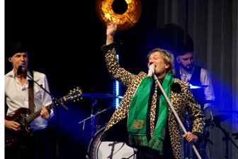 Silvester in Zwickau: So liefen die Partys in der „Neuen Welt“ und um Ringkeller - Sowohl optisch als auch stimmlich versetzte Mr. Rod alias Marco Wölfer das Publikum in das Gefühl, den wahren (und jungen) Rod Stewart zu erleben.