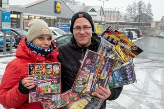 „Silvester ohne Feuerwerk fühlt sich nicht richtig an“: Mittweidaer über Tradition und Sicherheit - Für Nancy Frohne und Manfred Schürdt aus Mittweida gehört Feuerwerk zu Silvester einfach dazu.