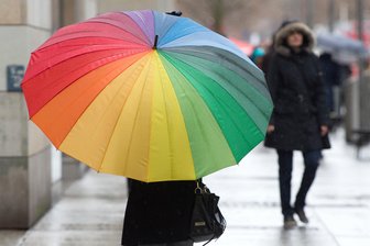 Silvester: Wetter wird mild und regnerisch - Fußgänger - wie hier in Dresden - sollten zu Silvester und am Neujahrstag Regenschirme dabei haben.