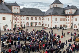 Silvesterblasen in Augustusburg: Hoheit mit Heiterkeit und Haltung im eiskalten Wind - Gleich geht es los: Das traditionelle Silvesterblasen in Augustusburg verfolgten diesmal mehr als 500 Besucher.