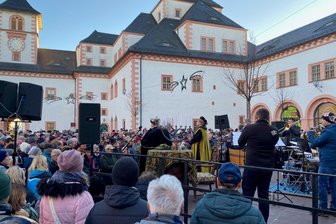 Silvesterblasen in Augustusburg: Kurfürstin will zuversichtliche und fröhliche Sachsen - Hoheitliche Heiterkeit mit der Kurfürstin Anna auf der Bühne im Schlosshof von Augustusburg.