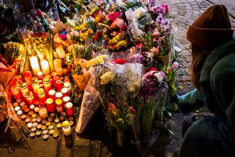 Silvesterbrand in Crans-Montana: Mittweidaer Forensik-Experte erklärt, was die Identifizierung der Opfer so schwierig macht - Eine Frau legt Blumen in der Nähe der betroffenen Schweizer Bar nieder.