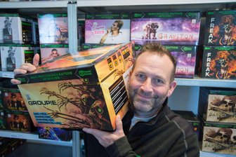 Silvesterfeuerwerk: Was in diesem Jahr im Erzgebirge besonders gefragt ist - Andreas Voigt, Geschäftsführer der Backboxx Fireworks GmbH, trägt ein Verbundfeuerwerk auf der Schulter.