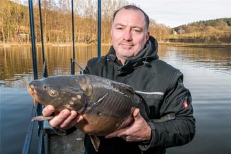 Silvesterkarpfen: Bei vielen Erzgebirgern eine Tradition – doch wie lange noch? - Mit rund 5 Kilogramm Gewicht gehört dieser Karpfen, den Jörg Neubauer zeigt, zu den größeren Exemplaren. Verkauft wird der Fisch in Hallbach auch noch am 30. und 31. Dezember, jeweils von 8 bis 12 Uhr.