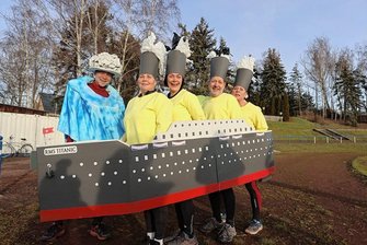 Silvesterknüller in Wilkau-Haßlau: Titanic-Untergang auf dem Sandberg - Die Haßlauer Titanic dampfte beim Silvesterlauf auf dem Sandberg über die Aschenbahn, ehe sie der Eisberg (links im Bild) stoppte.