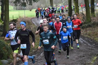 Silvesterlauf bei 10 Grad Celsius - Sieger des 9,3 Kilometer langen Hauptlaufes wurde Stefan Seidel von der SG Adelsberg (Mitte 2. Reihe).