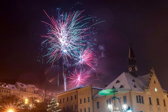 Silvesternacht im Landkreis Zwickau: Ein Schuppenbrand und mehrere Verletzte - Farbenfroh wurde das neue Jahr kurz nach Mitternacht in Hohenstein-Ernstthal begrüßt. Es gab im Landkreis aber auch Verletzte durch Feuerwerk.