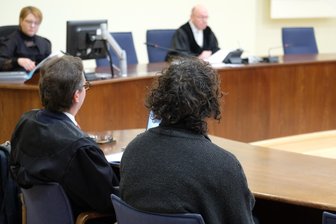 Silvesternacht in Connewitz: Arbeitsloser Straßenkünstler ist erster Verurteilter - Der Angeklagte vor Gericht.