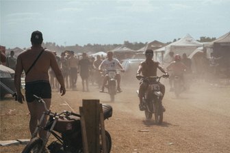 Simme, Saufen, Hitlergruß: Wie beim Simsontreffen in Zwickau Hemmungen fallen - Der Laufsteg für frisch frisierte Mopeds und Männer in Unterhosen.