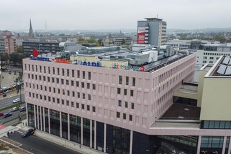 Simmel-Neubau in Chemnitz: Der rosa Elefant im Stadtraum - Das „Johanniskarree“ fällt durch seine große, kaum untergliederte Baumasse auf.
