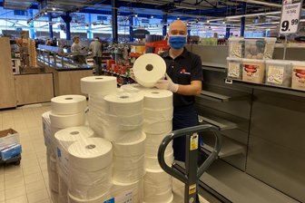 Simmel verkauft jetzt XXL-Klopapierrollen - Thomas Mittelstedt, der Marktleiter im Simmel-Markt in Aue, verkauft in seinem Markt wegen der hohen Klopapier-Nachfrage jetzt XXL-Rollen aus der Gastro-Branche