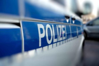 Simson-Besatzung mit Bierkasten: Verfolgungsjagd im Erzgebirge endet mit Crash - Die Polizei wollte in Lößnitz ein Simson-Moped, besetzt mit zwei Personen, die einen Bierkasten mit sich führten, kontrollieren.