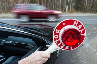 Simson-Fahrer flüchtet vor der Polizei -