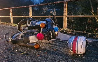Simson-Fahrer stürzt bei Zwickau - schwer verletzt -