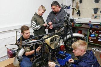 Simson-Fans aus dem Erzgebirge lassen es knattern - In der gerade eröffneten Werkstatt erhalten Louis Seiler und Jimmy Gundermann Tipps vom Vereinsvorsitzenden René Post (hinten, von links). Auch Bennett Hirmer bastelt mit an der Simson. 