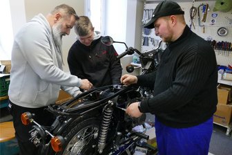 Simson-Fans laden ins Erzgebirge ein: Mehr als 400 Fahrzeuge bei Zweirad-Treffen erwartet - Um beim zweiten „Anknattern“ auch die eigenen Simson-Mopeds in perfektem Zustand präsentieren zu können, haben Sven Stettin (l.) und andere Vereinsmitglieder in der Werkstatt noch einmal Hand angelegt.