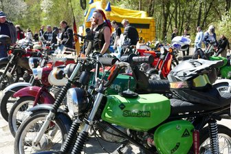 Simson-Fans treffen sich am Wochenende im Erzgebirge: Das ist neu beim „Anknattern“ - Erfahrungsgemäß sind beim Anknattern in Gornsdorf vor allem viele Simson-Mopeds zu bestaunen.