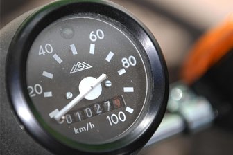 Simson frisiert: Jugendlicher flieht in Fraureuth vor Polizei – und zieht sich dabei um - Tempo 0 hatte das Moped, nachdem der Jugendliche es auf seiner Flucht abgestellt hatte.