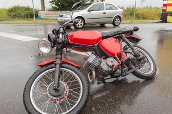 Simson kracht auf VW - Biker schwer verletzt -