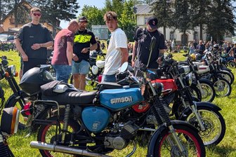 Simson, Künstler, Kettensägen: Die schönsten Bilder vom Pfingstwochenende in Mittelsachsen - Am Pfingstsonntag kamen Simson-Fans nach Obersaida.