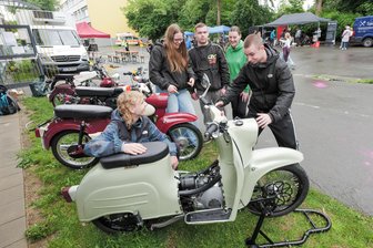 Simson-Kult in Plauen: Schüler präsentieren DDR-Mopeds beim „Klassentreffen“ - Gemeinsam schrauben Schüler der Montessori-Oberschule in Plauen an ihren Mopeds.