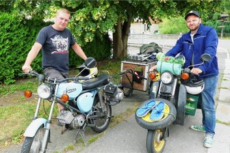 Simson-Liebe kennt keine Grenzen: Von Gornsdorf nach Rom und zurück - Mit ihren Simson-Maschinen haben es Christian Schmidtke (links) und Manuel Zahn schon weit gebracht – sogar bis nach Rom.