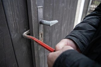 Simson mit Endurolenker aus Garage in Fraureuth gestohlen - Die Täter haben die Garage aufgebrochen.