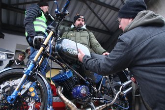 Simson-Mopeds: Zeitloser Klassiker zieht 2000 Fans zum Wintertreffen ins Vogtland - Gewann den Preis für das schönste Fahrzeug: Marco Unbehaun (Mitte).