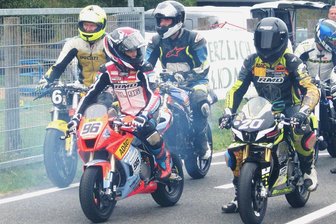 Simson-Power in Lichtenberg: Lokalmatadoren triumphieren auf Erzgebirgsring - Die Spezial-Rennmaschinen am Vorstart.