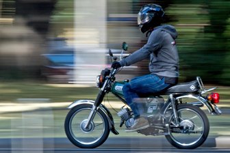 Simson-Raser aus dem Erzgebirge: Richterin sucht Angeklagten per Haftbefehl - Das Kultmoped ist nicht nur Fortbewegungsmittel, sondern gerne auch Fluchtfahrzeug.