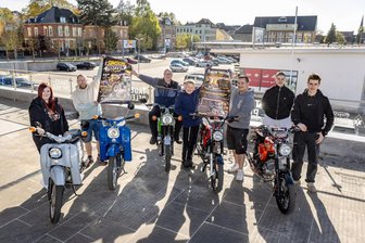 Simson statt Bollerwagen: Kommt der neue Männertagstrend auch nach Burgstädt? - Einige der Simson-Fahrer präsentieren sich mit ihren Mopeds vor dem Fachmarktzentrum in Burgstädt, wo an Himmelfahrt erstmals ein großes Treffen mit rund 450 Teilnehmern geplant ist.
