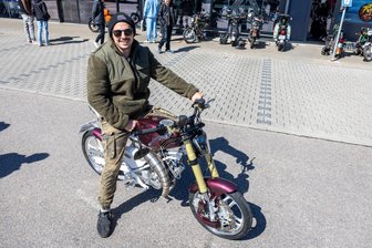 Simson statt Sofa: Erstes Zweirad-Treffen lockt am Männertag Hunderte nach Burgstädt - Mit seinem aufwendig umgebauten „Simson MS 50 Sperber“ zog Oliver Baumgart aus Zwickau viele neugierige Blicke auf sich. Rund eineinhalb Jahre Arbeit stecken in dem Fahrzeug.