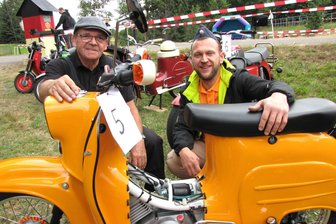 Simson-Treffen: Arras bei Rochlitz fest in der Hand von Zweitakt-Piloten - „Schrauber-Legende“ Uwe Westphal (l.) unterstützte Michael Heinitz bei Arbeiten am Motor und der Elektrik der Schwalbe.
