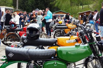 Simson-Treffen im Erzgebirge am Wochenende wird zu dreitägigem Festival - Auf dem Parkplatz am Gornsdorfer Freibad ist vor allem am Samstag wieder mit riesigem Andrang zu rechnen.