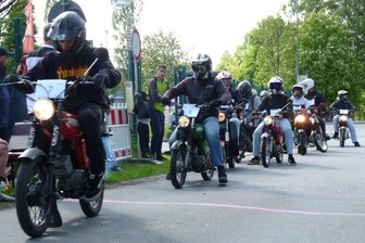 Simson-Treffen im Erzgebirge: Knapp 300 Fahrer bei der Premiere - Matteo Metzler startet mit 22 weiteren Teilnehmern zum kleinen Pölbergpreis.