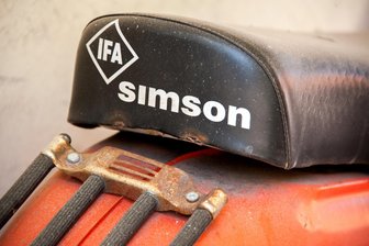 Simson-Unfall im Vogtland: Fahrer wird gegen Metall-Schwibbogen geschleudert - Bei einem Unfall in Poppengrün sind zwei Simson-Fahrer verletzt worden.