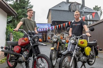 Simson weckt in 16-jährigem Erzgebirger Traum von eigener Werkstatt - Phillip Schettler (links) mit zwei von ihm aufgebauten Simson sowie einer früher von der Gesellschaft für Sport und Technik (GST) genutzten MZ. Sein Freund Patrick Lumm schraubt ebenfalls gern. Hinten das Haus des Uropas, das Phillip später gern sanieren lassen möchte.