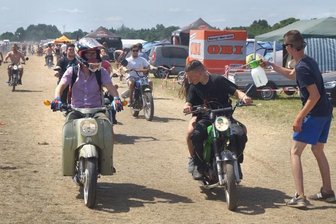 Simsonfans treffen sich wieder auf dem Flugplatz - Am Rande der Fahrstrecken gab es beim Treffen im Juli 2019 mehr oder weniger gewollte Abkühlungen und jede Menge Spaß. 