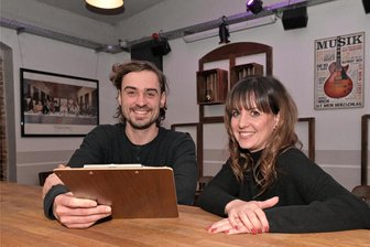 Simsons, Snacks und Yoga: Das sind die Pläne für den Alten Schlachthof in Stollberg - Sie arbeiten in den Räumlichkeiten des Alten Schlachthofes in Stollberg: Robert Friedrich, Projektmanager Gastronomie und Event  und Theresa Britsche, Assistentin Projektmanagement.