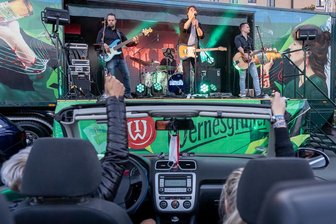 Simultan - beim Autokonzert wackeln die Karosserien - 