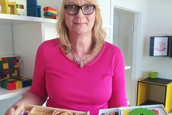 Sina bringt neues Spiel für Kinder heraus - Barbara Seidler zeigt das neue Schmuckstein-Mandala. Die große Ausführung ist für Kindergärten, die kleine für zuhause.