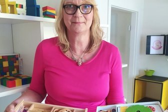 Sina bringt neues Spiel für Kinder heraus - Barbara Seidler zeigt das neue Schmuckstein-Mandala. Die große Ausführung ist für Kindergärten, die kleine für zuhause. 