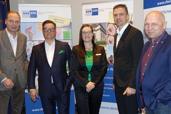 Sina Krieger ist neue Geschäftsführerin der IHK-Regionalkammer Plauen - Von links: Geschäftsführer Kai-Uwe Groß, Präsident Hagen Sczepanski, Geschäftsführerin Sina Krieger, Geschäftsführer Tino Seidel sowie Inhaber Frank Montua.