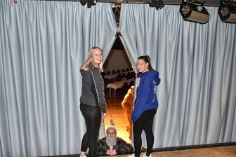 Sinatra & Spiderman begeistern im Flöhatal - In Hohenfichte agieren Charlin Hähner und Johanna Kluge (rechts) als Kulissenschieberinnen. Mit Dominik Mai, hier in eine Rolle geschlüpft, ziehen sie hinter dem Bühnenvorhang die Fäden.