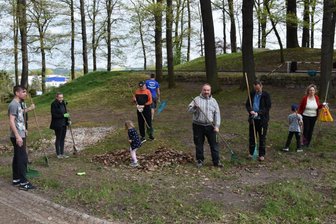 Sind 33 Badewannen voll Müll zu toppen? Reinsdorf veranstaltet erneut Frühjahrsputz - Im Friedrichsgrüner Park in Reinsdorf entsorgten Freiwillige im Vorjahr Laub.