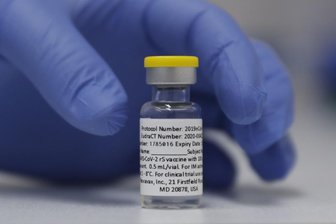Eine Ampulle mit dem Corona-Impfstoff von Novavax. Erste Ergebnisse einer Studie deuten auf eine hohe Wirksamkeit hin.
