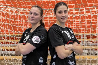 Sind die Toptorschützinnen von Handball-Bundesligist BSV Sachsen Zwickau bald Konkurrentinnen? - Fürs Foto haben Diana Dögg Magnusdottir (links) und Ema Hrvatin von Handball-Bundesligist BSV Sachsen Zwickau schon mal ernste Mienen aufgesetzt. Normalerweise kämpfen die beiden Rückraumspielerinnen bei den Westsächsinnen gemeinsam um Tore, bei der anstehenden Weltmeisterschaft könnten sie zu Konkurrentinnen werden.